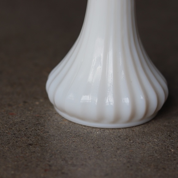 Vintage Hoosier Glass Co Milk Glass Bud Vase 4096 - Picture 3 of 5